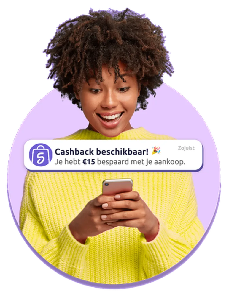 Blije vrouw kijkt naar haar telefoon met een Shopr-melding over ontvangen cashback